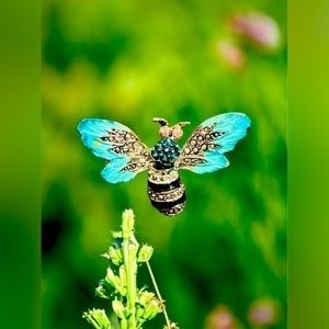 Gorgeous Little busy bee pin!